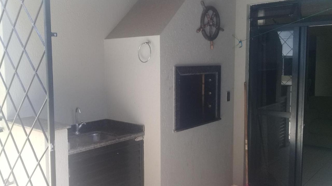 Apartamento De 2 Domitorios E 1 Garagem No Centro De Bombinhas 50 Metros Da Praia Na Avenida Principal Proximo Ao Shopping Punta Blu Esterno foto